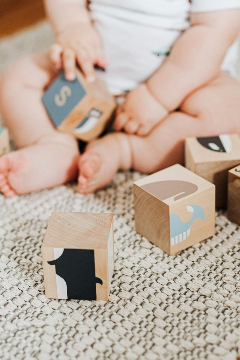 Bois ou plastique : comment choisir un jouet pour bébé sans culpabiliser ?