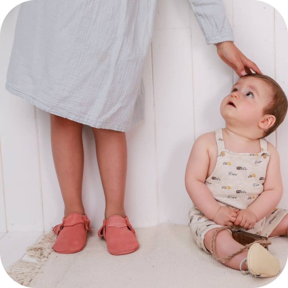 Chaussons mocassins bébé en suède – Corail