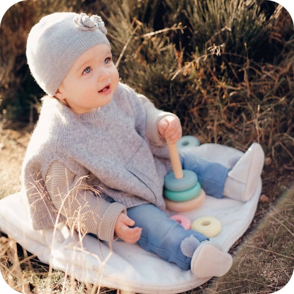 Chaussons bébé à pompons – Gris