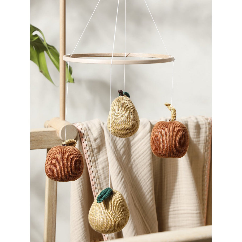 Mobile Fruits – Entre Pommes & Poires, une poésie suspendue