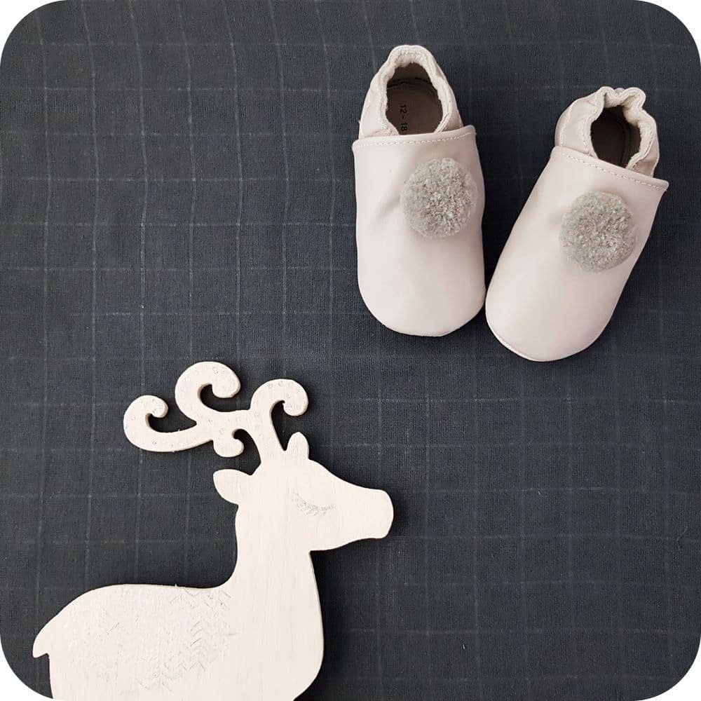 Chaussons bébé à pompons – Gris