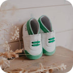 Chaussons bébé en cuir souple – Baskets blanches & vertes