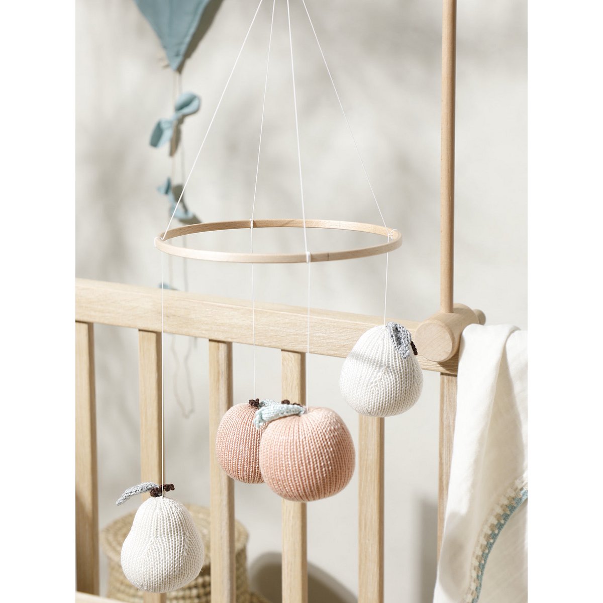 Mobile Fruits – Entre Pommes & Poires, une poésie suspendue